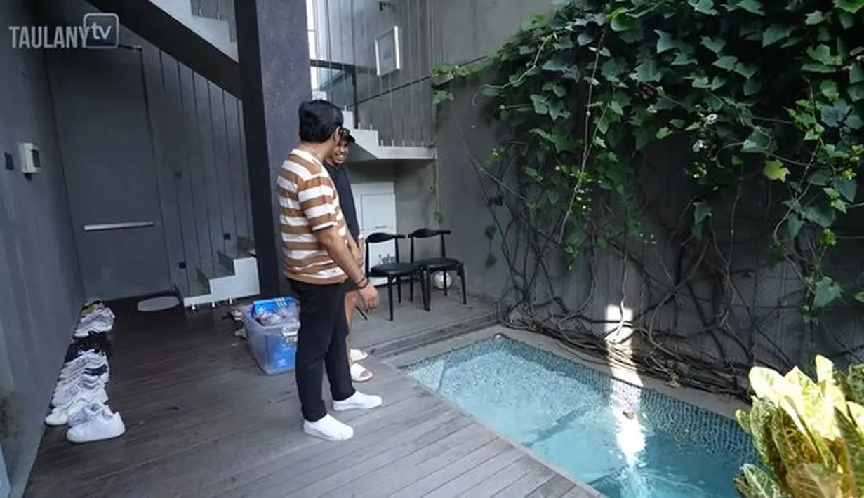 <p>Seperti pada bagian luar, bagian dalam rumah juga didominasi warna hitam dan abu-abu. Ditto juga memperlihatkan kolam renang arusnya yang simple. [Foto: YouTube.com/TAULANY TV]</p>