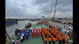 Sejumlah petugas berbaris saat penyerahan bangkai pesawat AirAsia QZ8501 ke Komite Nasional Keselamatan T‎ransportasi (KNKT) di Pelabuhan Tanjung Priok, Jakarta, Senin (2/3/2015). (Liputan6.com/Faizal Fanani)