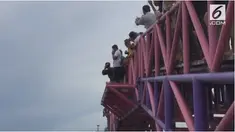 Wakil Gubernur DKI Jakarta Sandiaga Uno berenang dan melompat dari Jembatan Cinta, Pulau Tidung, Kepulauan Seribu.