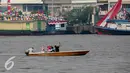 Warga berselfi diatas sampan untuk menyeberang di sungai Kapuas, Pontianak, Kalimantan Barat, Sabtu (22/8/2015). Perahu Sampan sampai saat ini masih diminati warga sebagai pilihan moda transportasi sederhana di Sungai Kapuas. (Liputan6.com/Faizal Fanani)