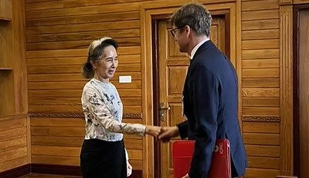 Mantan pemimpin sipil yang ditahan Aung San Suu Kyi bertemu dengan perwakilan tetap Komite Internasional Palang Merah (ICRC) untuk Myanmar Arnaude de Baecque di Naypyidaw, Myanmar, Senin, 3 Agustus 2026. (AFP/ Biro Pers dan Informasi Kepresidenan Myanmar )
