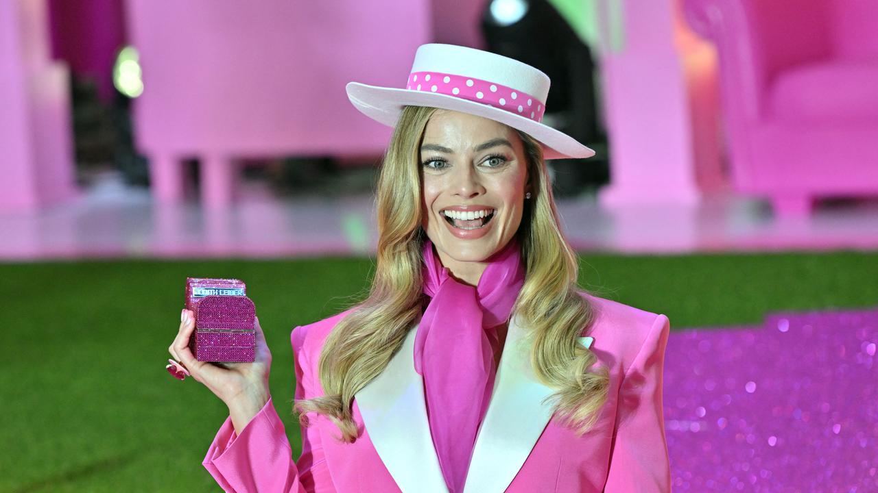 7 Potret Margot Robbie Bergaya ala Barbie, Bisa Disontek untuk Tampilan Lebih Feminin