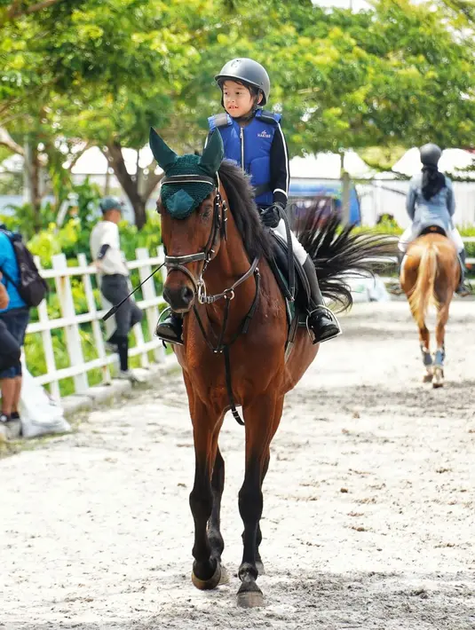 "D.J.A.L.U with Wing Commando.... Liat muka kamu senyum di atas kuda tuh priceless banget nak.. Terus semangat ya...." tulis irfanhakim75 membagikan potret putranya. [Instagram/irfanhakim75]