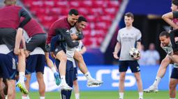 Pelatih Arsenal, Mikel Arteta, menggendong Mikel Merino saat sesi latihan jelang hadapi PSG di final Liga Champions di Puskas Arena, Budapest, Hungaria, Jumat (29/5/2026). (AP Photo/Andreea Alexandru)