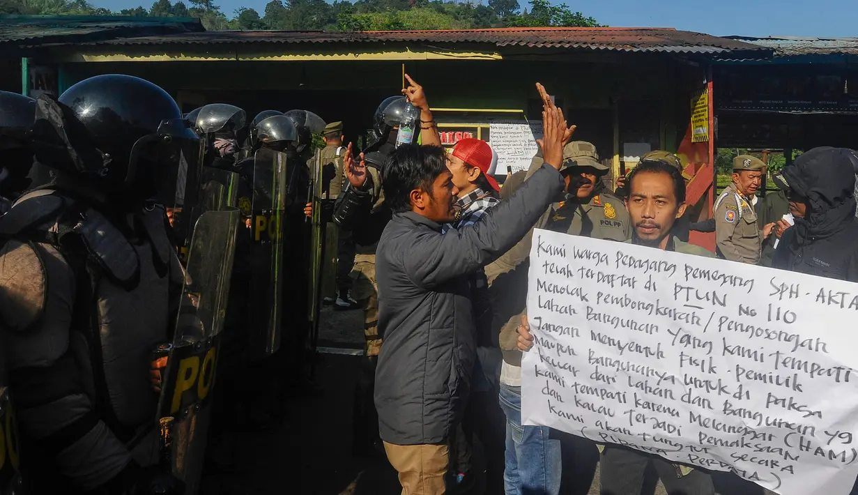 Pemkab Bogor dengan dukungan Pemerintah Pusat melalui Kementerian Pekerjaan Umum dan Perumahan Rakyat (PUPR) sudah membangun rest area bagi pedagang yang ada di kawasan Puncak, Bogor. (merdeka.com/Arie Basuki)
