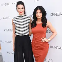 Adik tiri dari artis Kim Kadarshian, Kendall dan Kylie Jenner  selalu mendapat pujian dari penggemar karena terlihat kompak dan serasi di Red Carpet. Tak hanya itu mereka pun sering bertukar pendapat soal fashion.(AFP/Bintang.com)