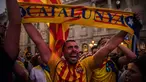 Seorang pria bersorak setelah Parlemen Catalonia mendeklarasikan kemerdekaan dari Spanyol di luar Gedung Palau Generalitat, Barcelona, Jumat (27/10). Sejumlah masyarakat pendukung kemerdekaan, turun ke jalan dan meneriakkan 'Liberty'. (AP/Santi Palacios)