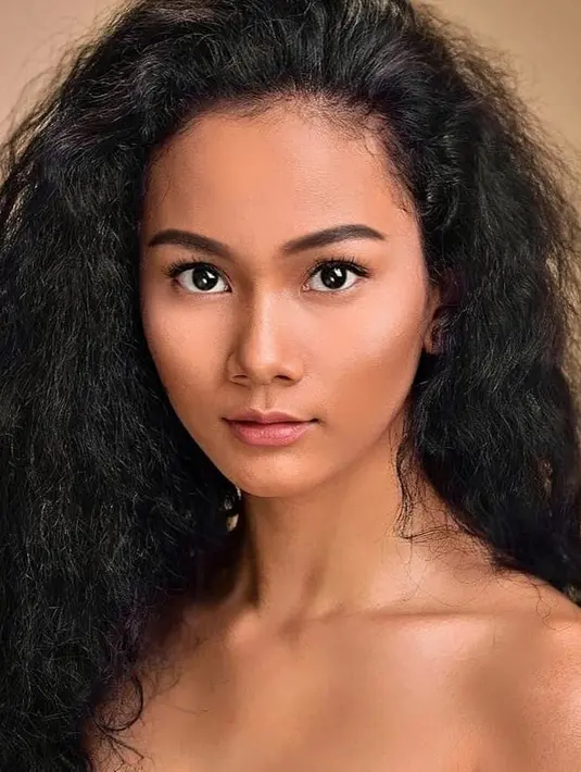 Foto profil Aurra Kharisma saat masih remaja ini pun tak lepas dari perhatian netizen. Pasalnya, dirinya terlihat begitu manis dengan makeup natural. (Liputan6.com/IG/@aurrakharishma)