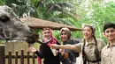 Dikenal sama-sama pecinta binatang, kali ini Tiara dan Alshad kompak bergaya safari. [Foto: IG/@tiaraandini].