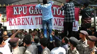 Selama berorasi, massa membentangkan spanduk bertuliskan “KPU Gagal Total Karena Tidak Netral”, Jakarta, Senin (4/8/14). (Liputan6.com/Johan Tallo)