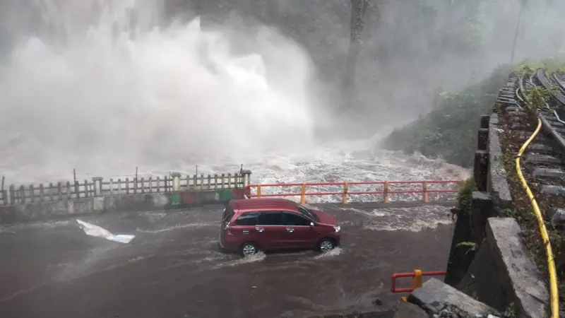 Air Terjun Lembah Anai Meluap, Selasa (21/2/2023). (Liputan6.com/ ist)