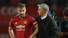 Pelatih Manchester United, Jose Mourinho merangkul bek Luke Shaw usai pertandingan melawan Tottenham Hotspur pada lanjutan Liga Inggris di Old Trafford, (27/8). MU kalah telak atas tottenham 3-0. (AFP Photo/Oli Scarff)