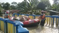 Para relawan dari Sekolah Relawan tengah mendistribusikan logistik untuk korban banjir Karawang. (dok. Instagram @sekolahrelawan)