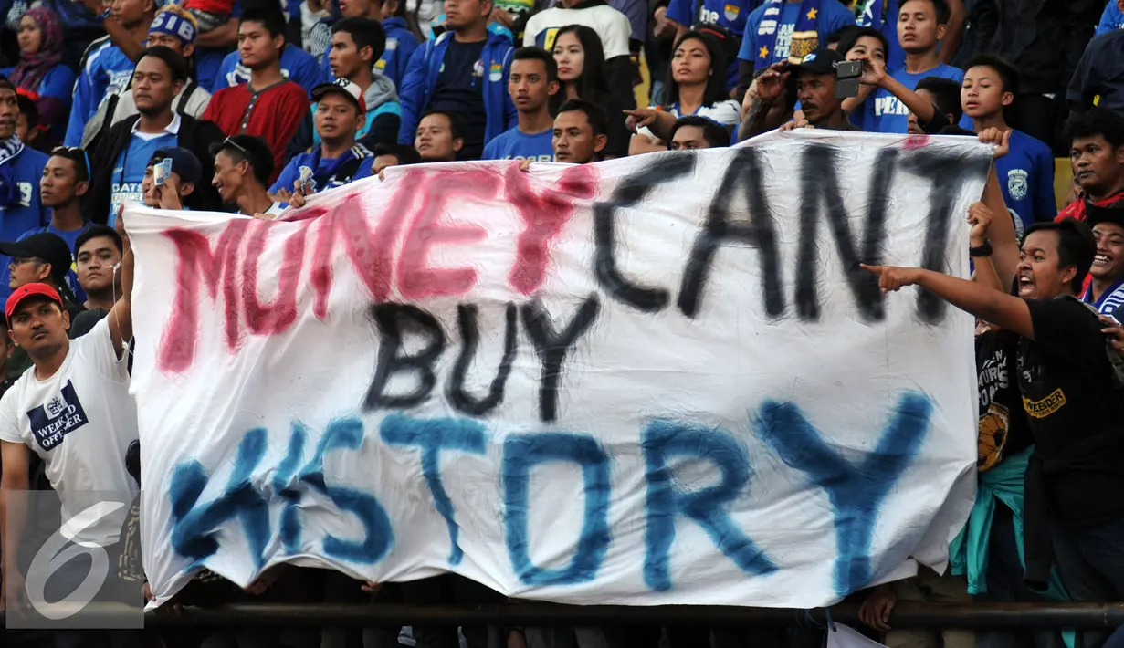 Sejumlah suporter membentangkan tulisan saat laga Persib melawan PBFC di Stadion Si Jalak Harupat, Bandung, Sabtu (26/9/2015). Persib unggul 2-1 dan lolos ke Semifinal Piala Presiden 2015. (Liputan6.com/Helmi Fithriansyah)