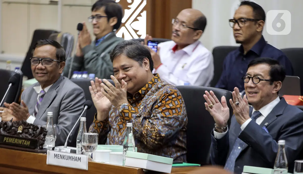 <p>Menko Perekonomian Airlangga Hartarto (tengah) bersama Menko Polhukam Mahfud MD (kiri), dan Menkumham Yasonna Laoly (kanan) saat rapat dengan Baleg DPR membahas Peraturan Pemerintah Pengganti Undang-Undang (Perppu) Cipta Kerja di Kompleks Parlemen, Senayan, Jakarta, Rabu (15/2/2023). Baleg DPR menyetujui untuk membawa Perppu Cipta Keria ke Paripurna dan disahkan menjadi Undang-Undang (UU). (Liputan6.com/Faizal Fanani)</p>