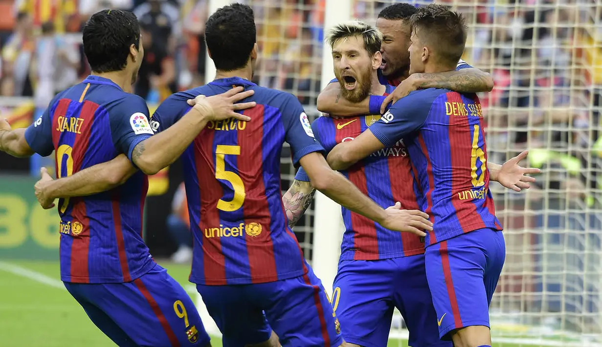 Para pemain Barcelona merayakan gol kemenangan yang dicetak Lionel Messi ke gawang Valencia pada laga La Liga di Stadion Mestalla, Valencia, Sabtu (22/10/2016). Barcelona menang 3-2 atas Valencia. (AFP/Jose Jordan)