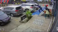 (Bam Sinulingga)

Rekaman CCTV detik-detik perampok bersenjata tajam bawa kabur uang wanita pemilik toko bangunan di Bekasi. (Istimewa
