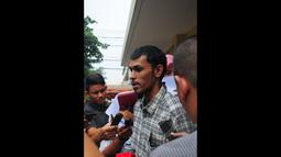 Arif Nurfikri, memberikan keterangan kepada wartawan di kantor Propam Mabes Polri, Jakarta, Rabu (25/2/2015). Arif Nurfikri melaporkan mengenai Maladministrasi dalam proses penangkapan Bambang Widjojanto beberapa waktu lalu. (Liputan6.com/Yoppy Renato)