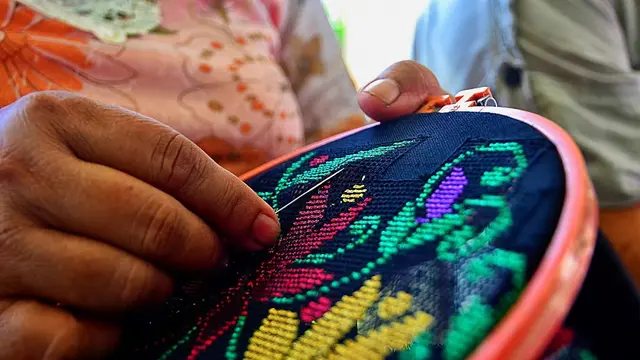 Sulaman karawo merupakan kain khas Gorontalo yang produksinya kerap pasang surut. (Liputan6.com/Aldiansyah Mochammad Fachrurrozy)