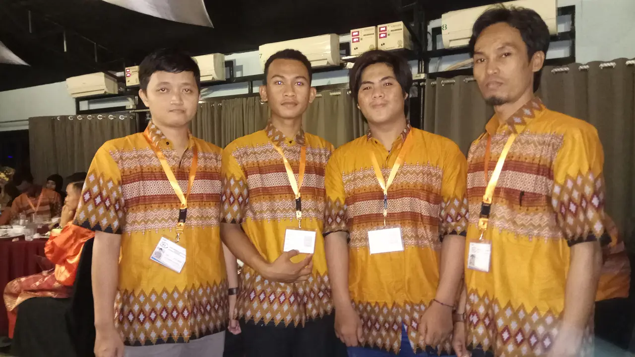 Dua siswa SLB Palembang berdiri ditengah didampingi kedua guru pembimbing dari sekolah masing-masing (Liputan6.com / Nefri Inge)