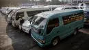 Kendaraan travel gelap yang disita jajaran Direktorat Lalu Lintas Polda Metro Jaya, Jakarta, Kamis (29/4/2021). Sebanyak 115 kendaraan travel gelap diamankan karena diduga kuat mengangkut pemudik di tengah masa pengetatan larangan mudik 2021. (Liputan6.com/Faizal Fanani)