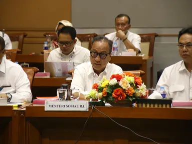 Menteri Sosial Agus Gumiwang (tengah) saat melakukan rapat kerja dengan Komisi VIII DPR RI, Jakarta, Kamis (6/9). Rapat membahas Program Keluarga Harapan dan Rencana Kerja dan Anggaran Kementerian Lembaga 2019. (Liputan6.com/HO/Agus)