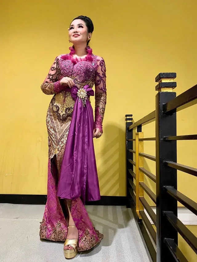 7 Gaya Fitri Carlina saat Pakai Kebaya, Tampil Menawan