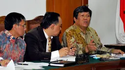 Tim kuasa hukum Suroso Atmo Martoyo saat menghadiri sidang lanjutan gugatan praperadilan kepada KPK di Pengadilan Negeri (PN) Jakarta Selatan, Rabu (8/4/2015).(Liputan6.com/Yoppy Renato)