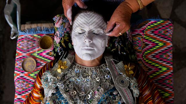 Melihat Tradisi Melukis Wajah Pengantin Wanita Kosovo