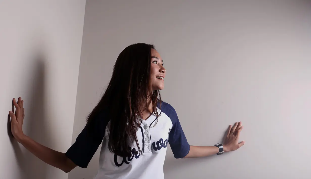 Fisioterapi PBR, Adinda Pricilla hadir sebagai icon Sport Seleb di Bola.com (10/12/2015), penyuka Warna pakaian gelap dan putih ini terlihat serasi dan menyatu dengan ruangan. (Bola.com/Nicklas Hanoatubun)