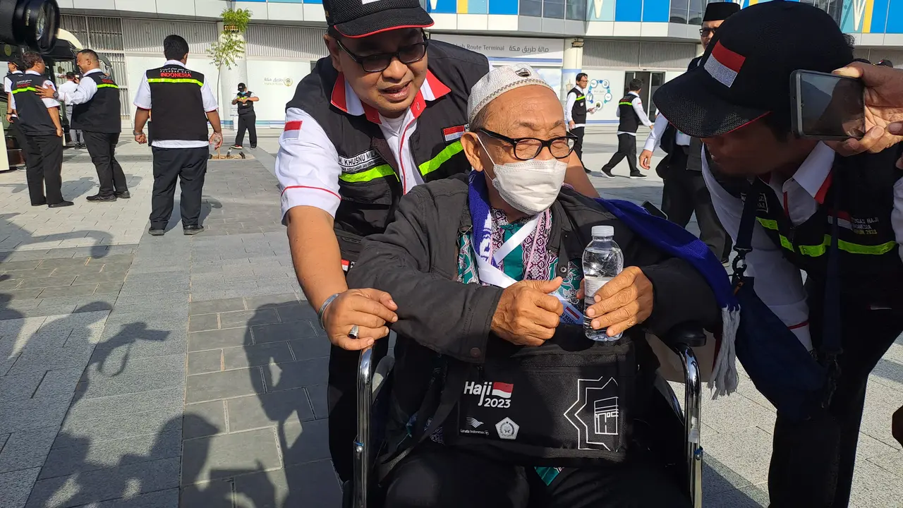 Petugas Layani Jemaah Haji Lansia