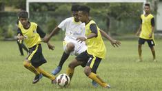 Pemain SSB Galunggung FC berusaha melewati kepungan pemain SSB Tulehu Putra pada semifinal turnamen Liga Remaja UC News di Lapangan Masariku Yonif 733, Ambon, Rabu (29/11/2017). (Bola.com/Peksi Cahyo)