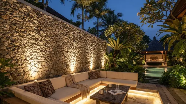 Area Santai Outdoor dengan Lampu Warm White