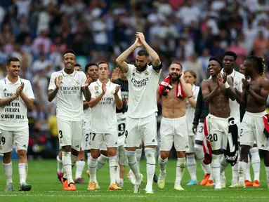 Sejumlah pemain Real Madrid memberikan penghargaan kepada Karim Benzema (tengah) setelah pertandingan terakhirnya bersama Real Madrid melawan Athletic Bilbao di Santiago Bernabeu, Minggu (4/6/2023) malam WIB. Karim Benzema dan Real Madrid resmi mengumumkan berpisah setelah menjalani 14 musim yang mengesankan. (AFP/Pierre-Philippe Marcou)
