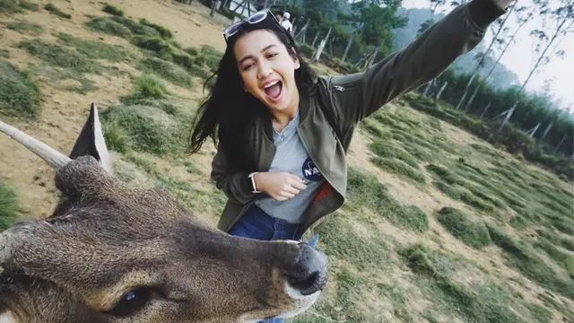 FOTO: Gaya Liburan Dea Annisa Saat Pergi Berlibur, Tetap Stylish