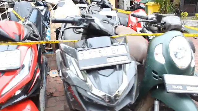Sebanyak 13 unit sepeda motor yang diduga hasil curian akan dikirim ke Bengkulu. (Liputan6.com/Ady Anugrahadi)