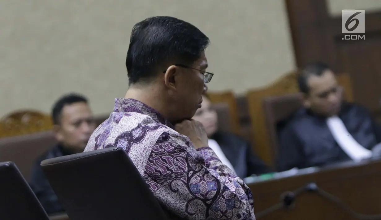 Terdakwa suap pengadaan barang/jasa di PT Krakatau Steel yang juga Dirut PT Grand Kartech, Kenneth Sutardja saat menjalani sidang putusan di Pengadilan Tipikor, Jakarta, Kamis (15/8/2019). Sebelumnya, Kenneth Sutardja dituntut 2 tahun penjara dan denda Rp 100 juta. (Liputan6.com/Helmi Fithriansyah)