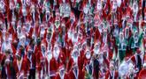Ribuan orang yang mengenakan kostum Santa Claus berpartisipasi dalam edisi ke-14 lomba Santa Claus, sebuah lari santai sejauh 4,5 km melalui jalan-jalan Madrid pada Minggu 21 Desember 2025. Jelang perayaan Natal, sebuah gelaran lari amal melalui jalan-jalan utama kota Madrid, Spanyol digelar pada Minggu 21 Desember 2025. (OSCAR DEL POZO/AFP)
