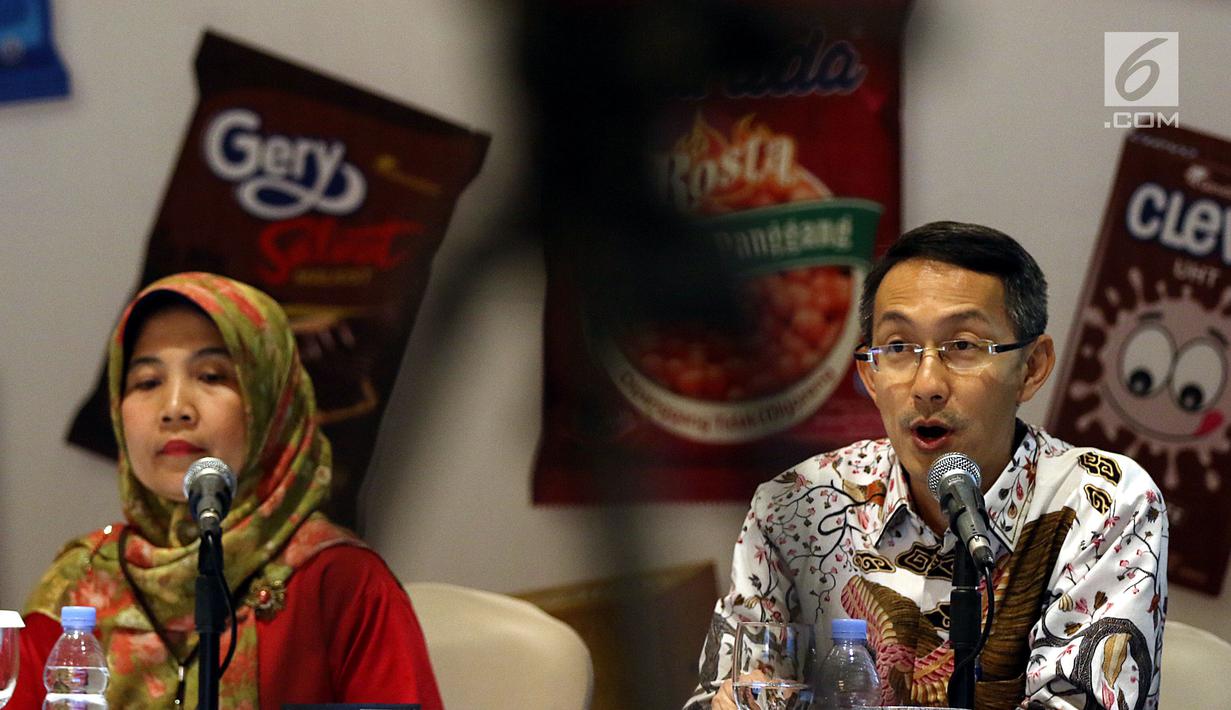 Direktur Garudafood, Paulus Tedjosutikno (kanan) bersama Head of Corporate Communication Garudafood, Dian Astriana memberikan keterangan seusai Rapat Umum Pemegang Saham Tahunan (RUPST) sekaligus Rapat Umum Pemegang Saham Luar Biasa (RUPSLB) di Jakarta, Selasa (30/4/2019). (Liputan6.com/Johan Tallo)