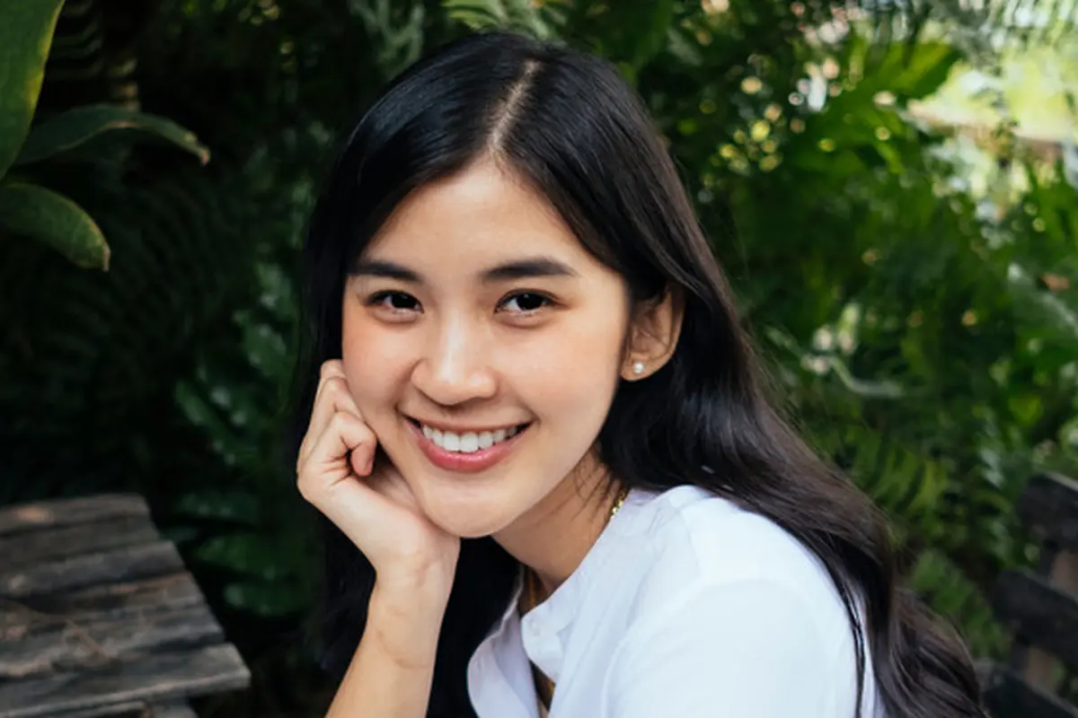 tersenyum bahagia mandiri santai