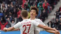 Gelandang Augsburg berkebangsaan Korea Selatan, Koo Ja-Cheol (hadap kamera) merayakan golnya ke gawang Bayer Leverkusen, pada lanjutan Bundesliga 2015-2016, di WWK-Arena, Augsburg, Sabtu (5/3/2016) malam WIB. Ia mencetak hat-trick sekaligus menuai rekor. 