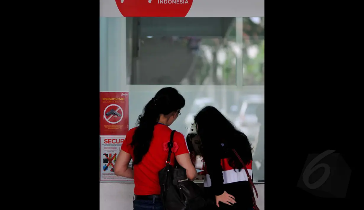 Sejumlah calon penumpang mendatangi tempat penjualan tiket pesawat AirAsia di Terminal 2 Bandara Juanda, Surabaya, Sabtu (3/1/2015). Kementerian Perhubungan membekukan sementara rute penerbangan AirAsia Surabaya-Singapura. (Liputan6.com/Johan Tallo)
