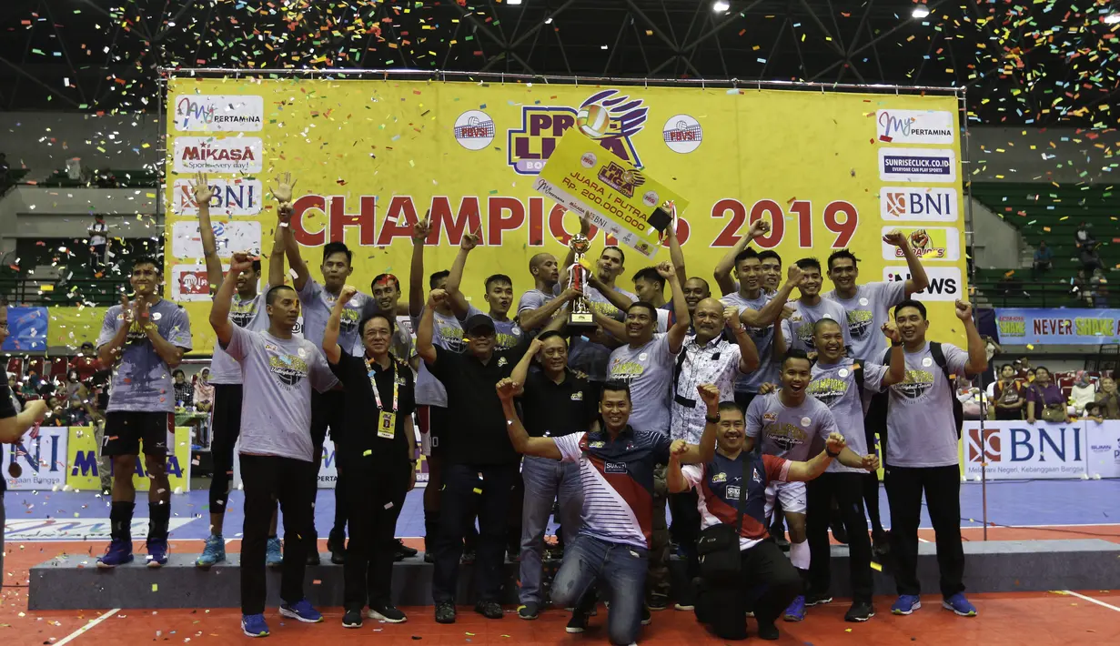 Pemain Surabaya Bhayangkara Samator merayakan kemenangan atas Jakarta BNI 46 dalam final Proliga 2019 di GOR Among Rogo, Yogyakarta, Minggu (24/12). Samator berhasil meraih juara Proliga 2019. (Bola.com/Yoppy Renato)