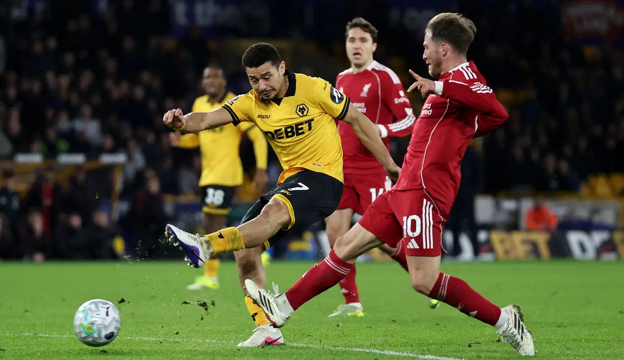 Mimpi buruk Liverpool datang pada menit injury time ketika Andre Trindade melepaskan tembakan dari luar kotak penalti. Bola tembakannya berbelok arah dan masuk ke gawang The Reds setelah mengenai Joe Gomez. (AFP/Darren Staples)