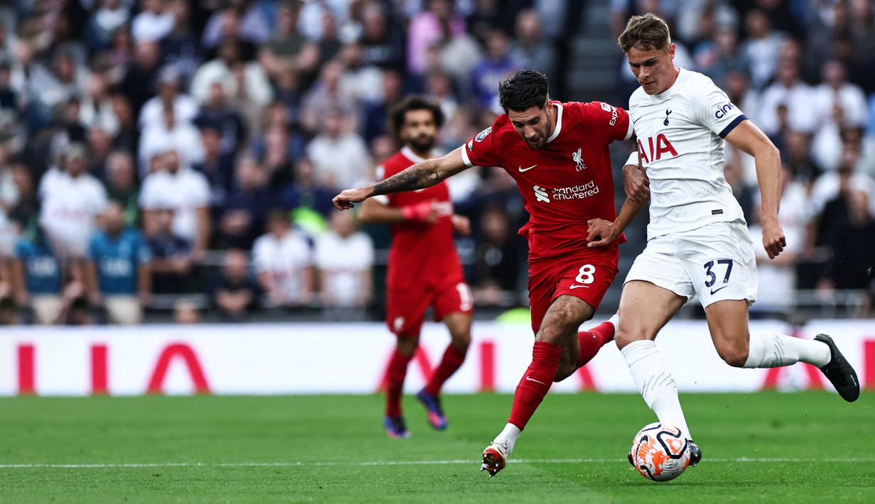 Pemain Tottenham Hotspur, Micky van de Ven (kanan), berebut bola dengan pemain Liverpool, Dominik Szoboszlai (tengah) dalam pertandingan lanjutan Liga Inggris 2023/2024 yang berlangsung di Tottenham Hotspur Stadium, London, 30 September 2023. Mengisi posisi sebagai bek, Micky van de Ven sampai saat ini selalu bermain penuh untuk semua laga yang dilakoni Spurs. (AFP/Henry Nicholls)