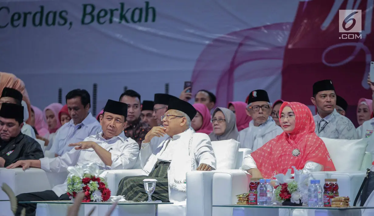 Cawapres nomor urut 01 Ma'ruf Amin (dua kanan) berbincang dengan Menko Polhukam Wiranto saat menghadiri deklarasi dukungan Arus Baru Muslimah di Istora Senayan,  Jakarta, Minggu (24/2). (Liputan6.com/Faizal Fanani)