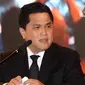 Ketua Umum PSSI periode 2023-2027 Erick Thohir memberikan pidatonya saat Kongres Luar Biasa Persatuan Sepak Bola Seluruh Indonesia (KLB PSSI) 2023 di Jakarta, Kamis (16/2/2023). Erick Thohir yang juga menjabat sebagai Menteri Badan Usaha Milik Negara (BUMN) berjanji akan memperbaiki sepak bola di Tanah Air. (Liputan6.com/Herman Zakharia)