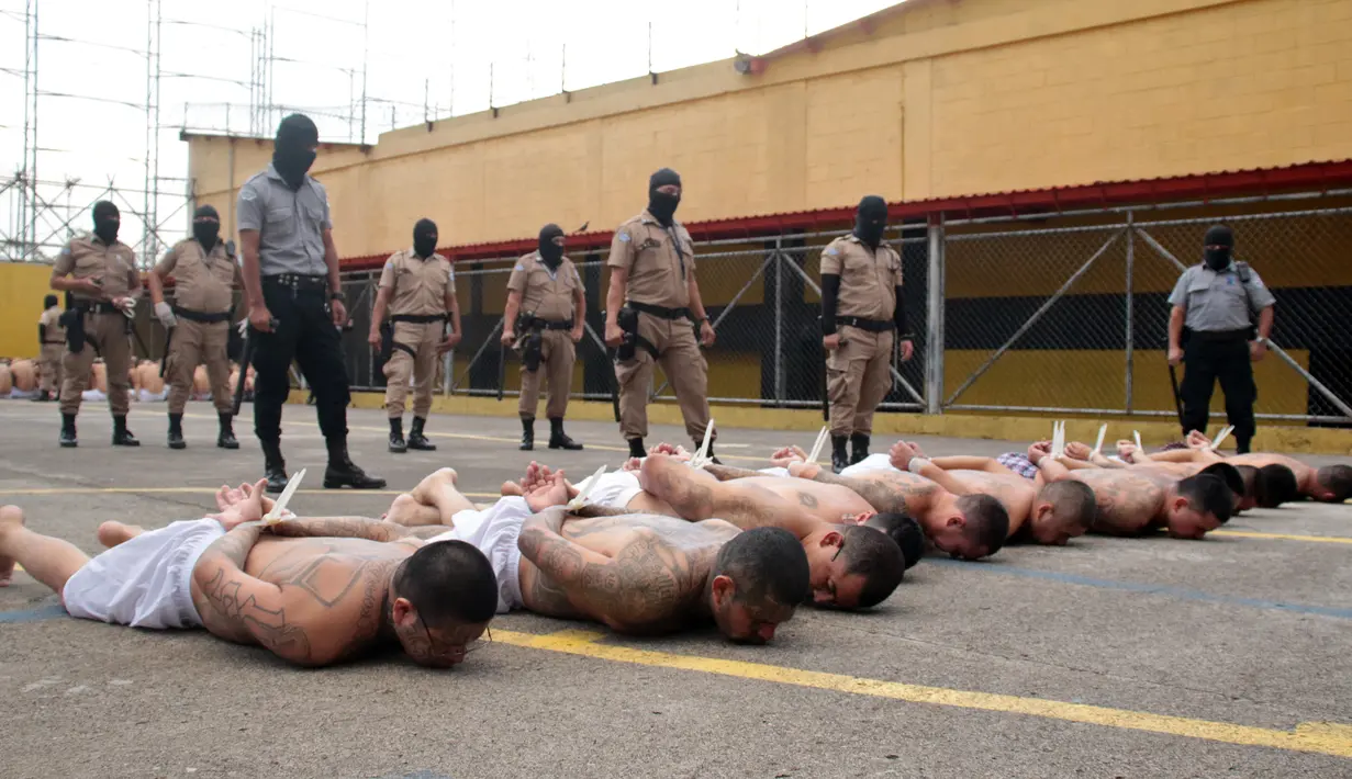 Anggota geng Mara Salvatrucha dan Barrio 18 ditahan di penjara di Ciudad Barrios, El Salvador, 28 Maret 2022. Polisi melaporkan 87 orang tewas sejak Jumat. (EL SALVADOR'S PRESIDENCY PRESS OFFICE/AFP)