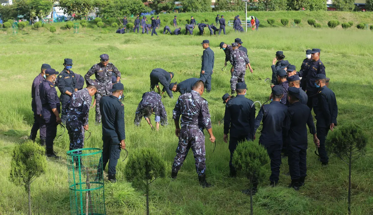 Para polisi Nepal bertugas di sebuah taman di Kathmandu, Nepal (22/7/2020). Pencabutan lockdown memungkinkan hampir semua kegiatan ekonomi untuk beroperasi seiring menurunnya jumlah kasus baru COVID-19 di negara itu dalam beberapa hari terakhir.  (Xinhua/Zhou Shengping)