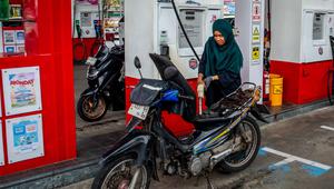 Seorang pengendara sepeda motor mengisi bahan bakar motornya di sebuah Stasiun Pengisian Bahan Bakar Umum (SPBU) yang dioperasikan oleh Pertamina, perusahaan minyak dan gas milik negara Indonesia, di Yogyakarta, pada Sabtu 28 Maret 2026. Konflik antara Iran dengan Amerika Serikat–Israel serta pembatasan di jalur strategis Selat Hormuz berdampak pada lonjakan harga minyak global. (DEVI RAHMAN/AFP)
